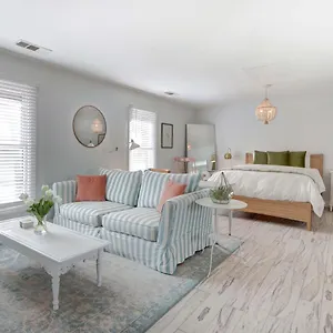 https://crawford-carriage-house.top-hotels-in-savannah.com
